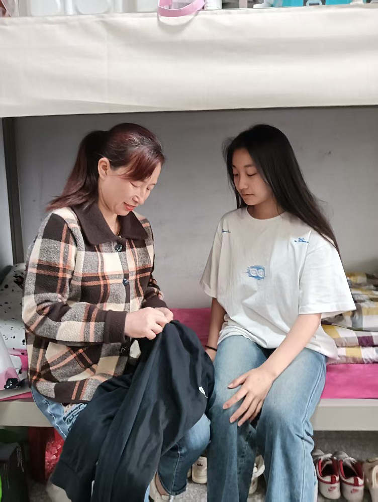 高中校园里的“守护者妈妈”：宿管阿姨的温情画像 ——记录青春成长中那些无声的陪伴与温度